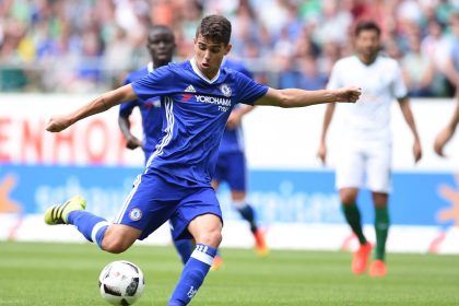 Fotografía de archivo, tomada en agosto de 2016, en la que se registró al atacante brasileño Oscar dos Santos Emboaba Junior al actuar para el club inglés de fútbol Chelsea, en Bremen (Alemania). EFE/Carmen Jaspersen