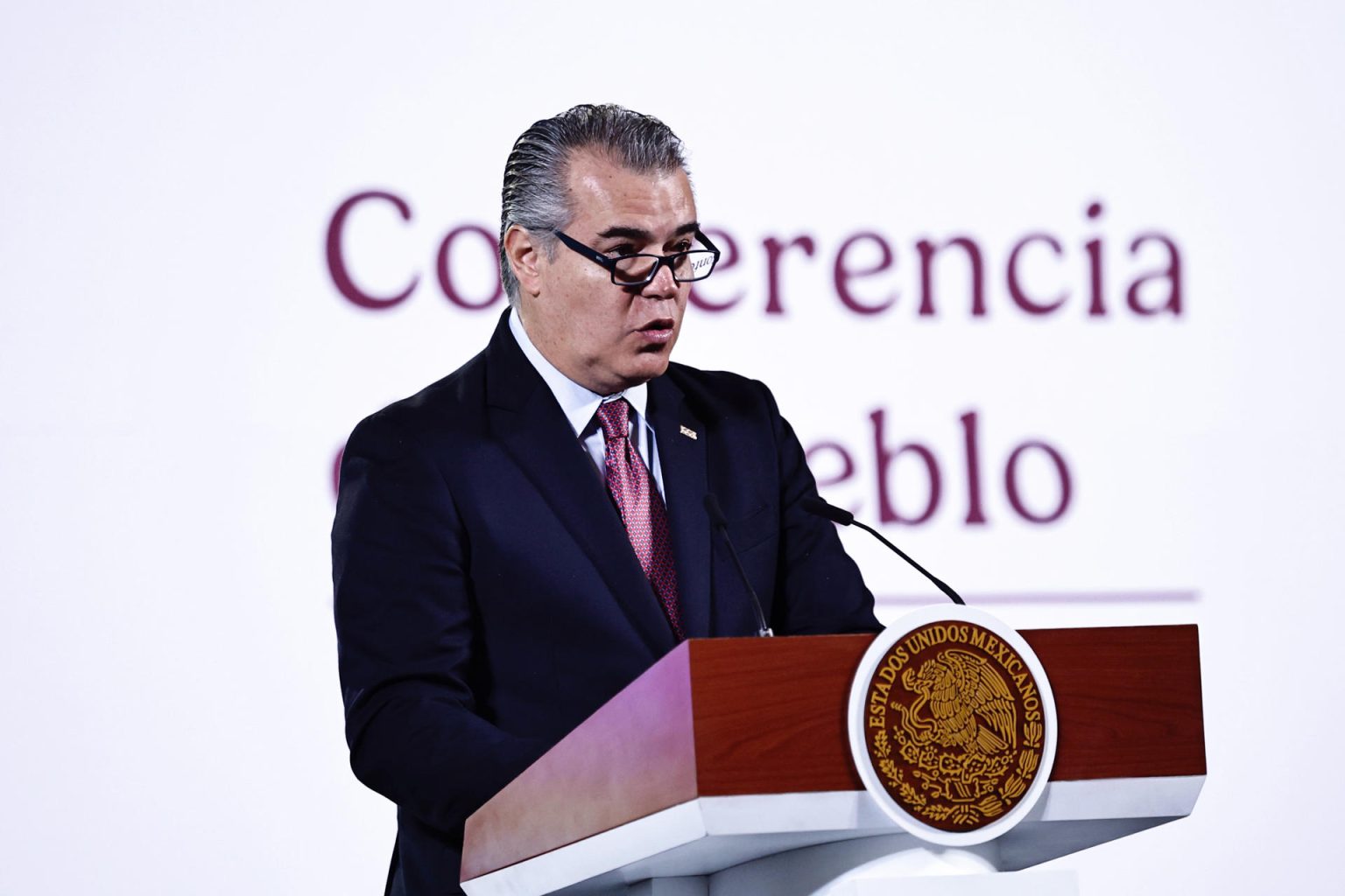 El presidente del Consejo Coordinador Empresarial, Francisco Cervantes, habla durante la rueda de prensa de la presidenta de México, Claudia Sheinbaum, este miércoles, en Palacio Nacional en Ciudad de México (México). EFE/Sáshenka Gutiérrez