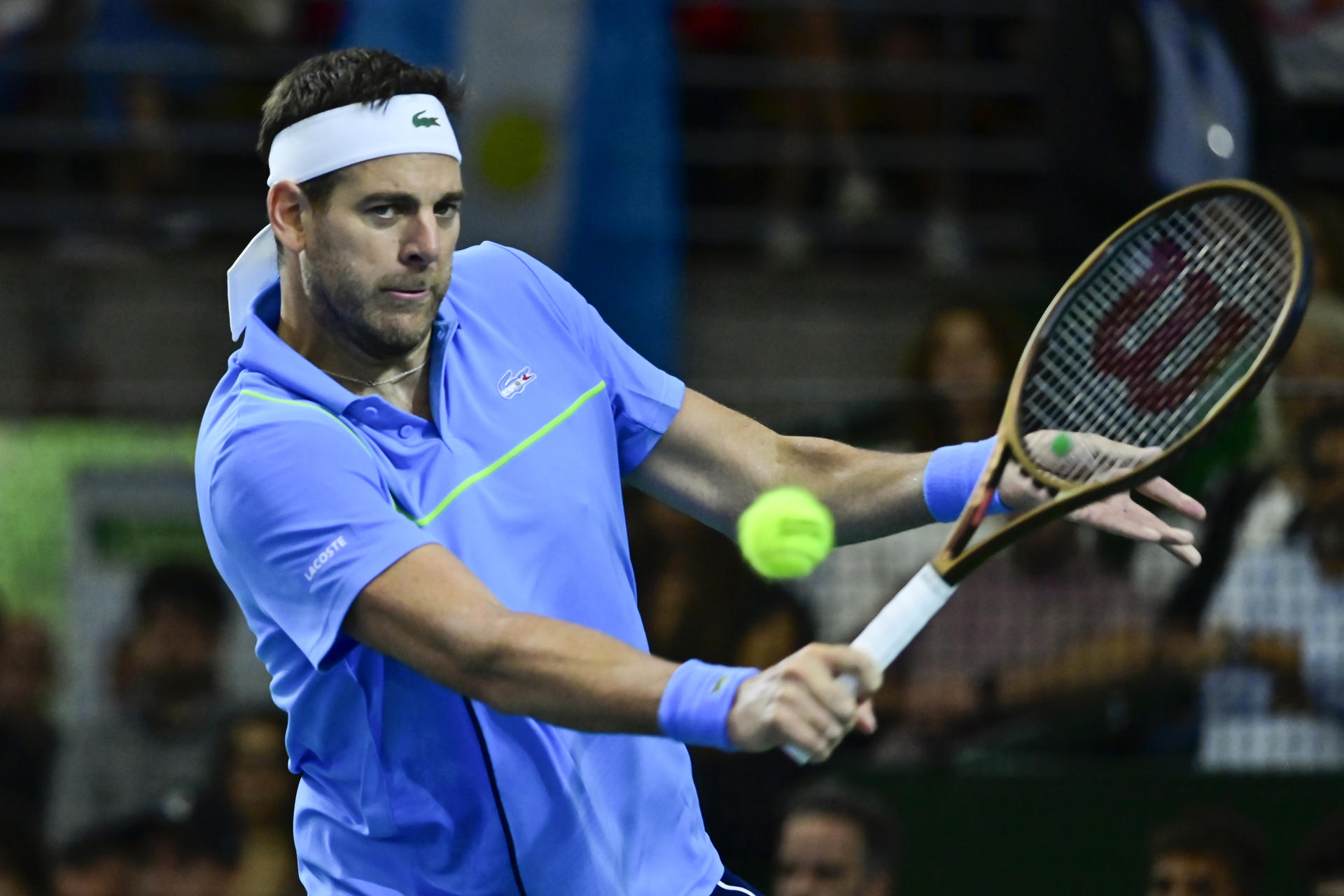 El argentino Juan Martín Del Potro devuelve una pelota durante un partido contra el serbio Novak Djokovic en el Estadio Parque Roca en Buenos Aires (Argentina). EFE/ Matias Martin Campaya
