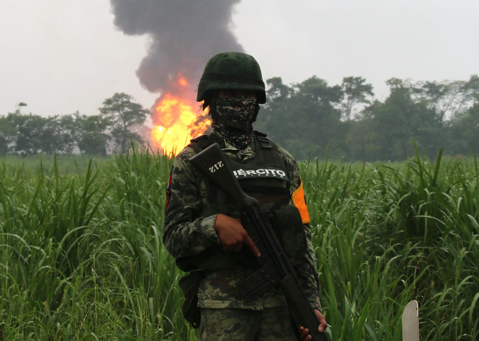 Imagen de archivo de mlitares del Ejército Mexicano resguardan la zona donde se presentó una explosión. EFE/Manuel López