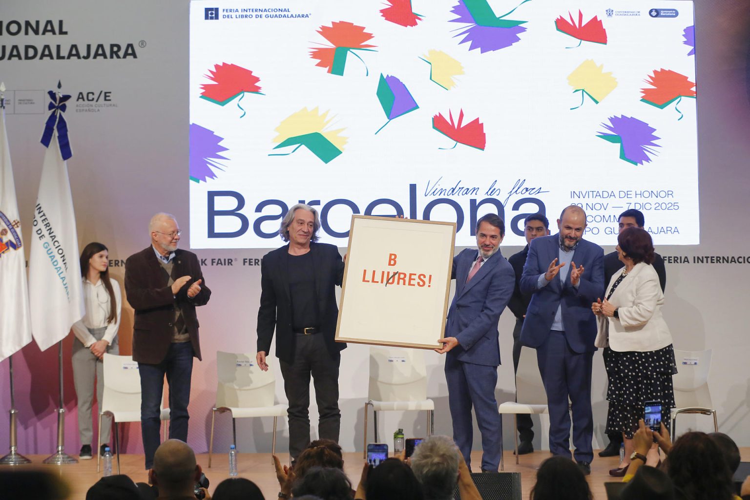 El concejal de industrias y cultura del ayuntamiento de Barcelona, Xavier Marcé 3-(i) y el embajador de España en México, Juan Duarte Cuadrado (3-d) intercambian regalos este domingo en la ceremonia de la clausura de la 38 edición de la Feria Internacional del Libro de Guadalajara (FIL), Jalisco (México). EFE/ Francisco Guasco