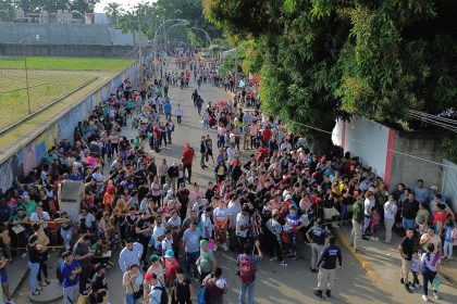 Fotografía aérea que muestra migrantes haciendo fila el 22 de diciembre de 2024, para realizar sus procesos migratorios, en el municipio de Tapachula en Chiapas (México). EFE/ Juan Manuel Blanco