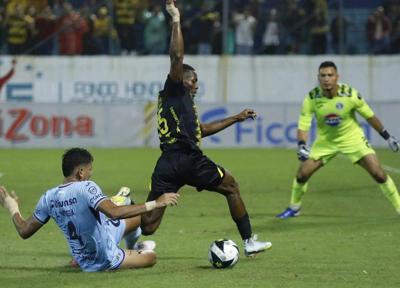 Luis Vega (i) de Motagua disputa el balón con Dixon Eduardo Ramírez, de Real España, este jueves durante el partido de ida de las semifinales del torneo Apertura hondureño en el Estadio Francisco Morazán, en San Pedro Sula. EFE/ José Valle