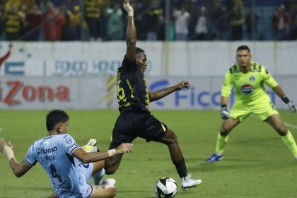 Luis Vega (i) de Motagua disputa el balón con Dixon Eduardo Ramírez, de Real España, este jueves durante el partido de ida de las semifinales del torneo Apertura hondureño en el Estadio Francisco Morazán, en San Pedro Sula. EFE/ José Valle