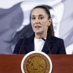 La presidenta de México, Claudia Sheinbaum habla durante una rueda de prensa este lunes, en el Palacio Nacional de la Ciudad de México (México). EFE/ Sáshenka Gutiérrez