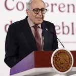 El secretario de Salud, David Kershenobich, participa durante la conferencia de prensa matutina de la presidenta de México Claudia Sheinbaum, este martes, en Palacio Nacional de la Ciudad de México (México). EFE/ José Méndez