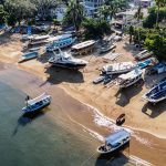 Fotografía aérea del 19 de diciembre de 2024, que muestra embarcaciones en mal estado en una playa del Balneario de Acapulco en Guerrero (México). EFE/David Guzmán