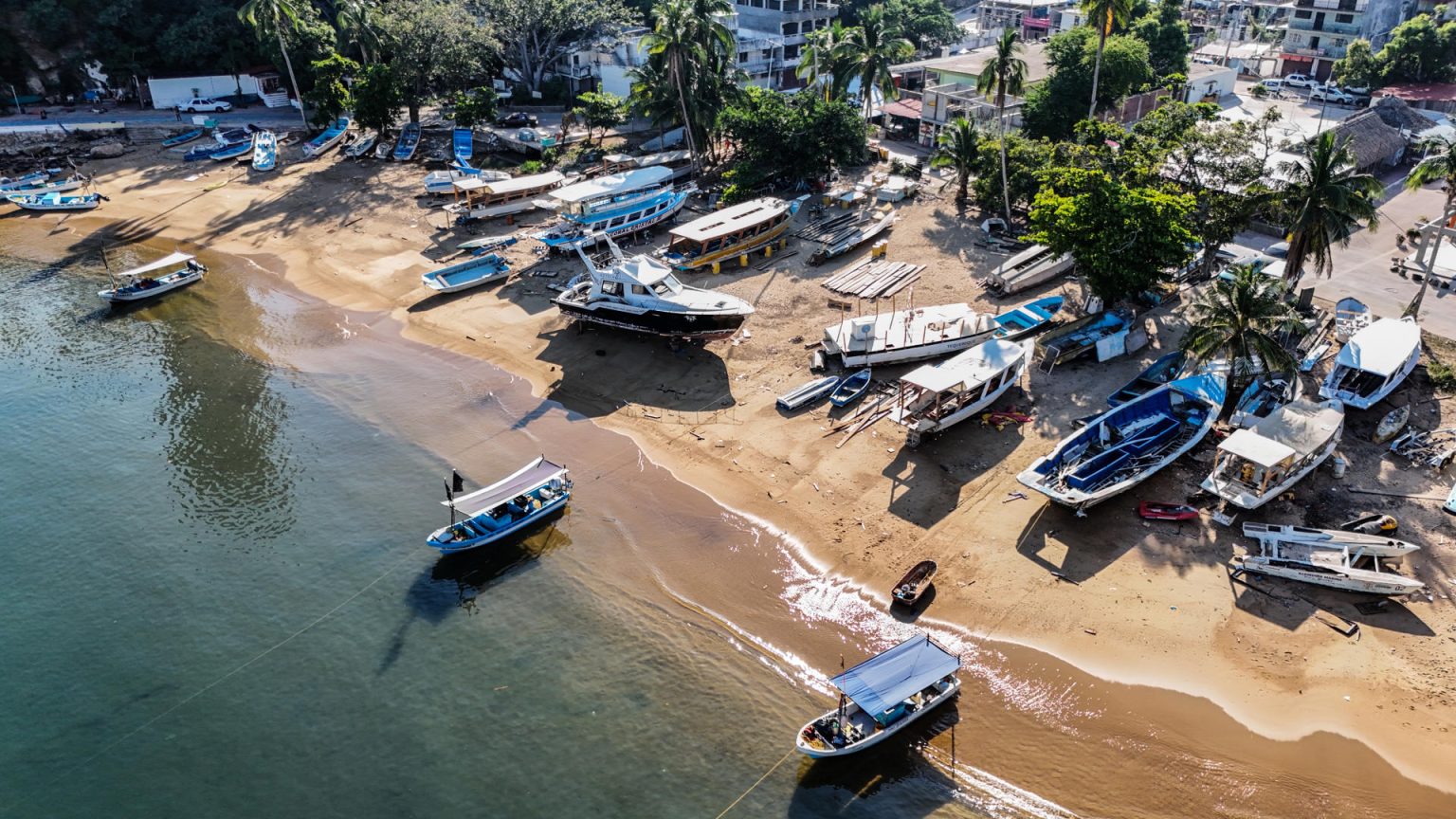 Fotografía aérea del 19 de diciembre de 2024, que muestra embarcaciones en mal estado en una playa del Balneario de Acapulco en Guerrero (México). EFE/David Guzmán