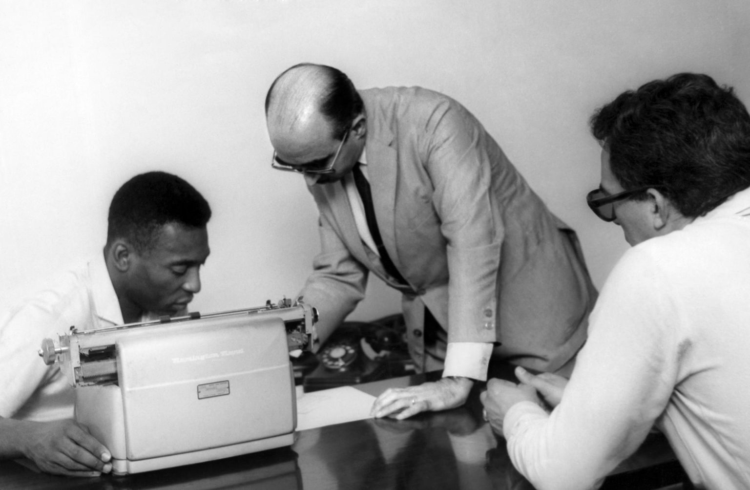 Imagen de archivo del delegado de la Agencia Efe en Brasil, Eleuterio J. Romero Fonseca (c), da instrucciones al futbolista brasileño Edson Arantes do Nascimento "Pelé", sobre los temas que deberá desarrollar sobre el campeonato del mundo de 1970. EFE/Archivo