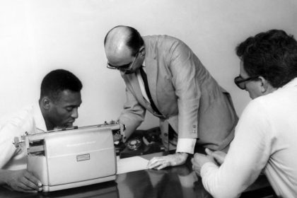 Imagen de archivo del delegado de la Agencia Efe en Brasil, Eleuterio J. Romero Fonseca (c), da instrucciones al futbolista brasileño Edson Arantes do Nascimento "Pelé", sobre los temas que deberá desarrollar sobre el campeonato del mundo de 1970. EFE/Archivo