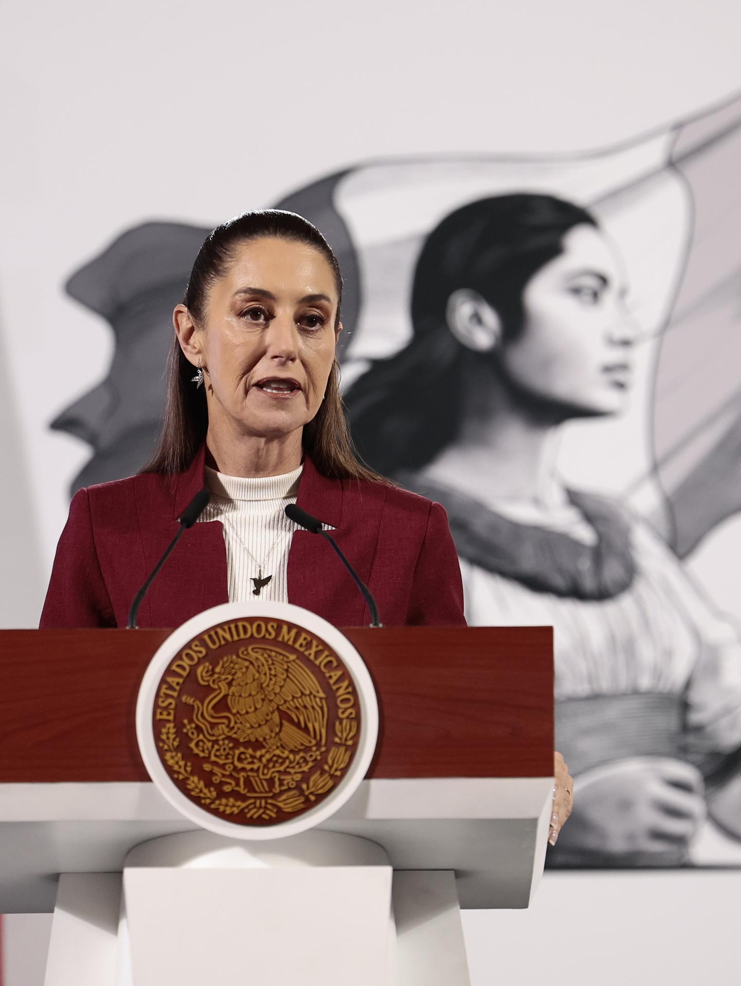 La presidenta de México, Claudia Sheinbaum, participa este jueves durante una rueda de prensa en Palacio Nacional de la Ciudad de México (México). EFE/José Méndez
