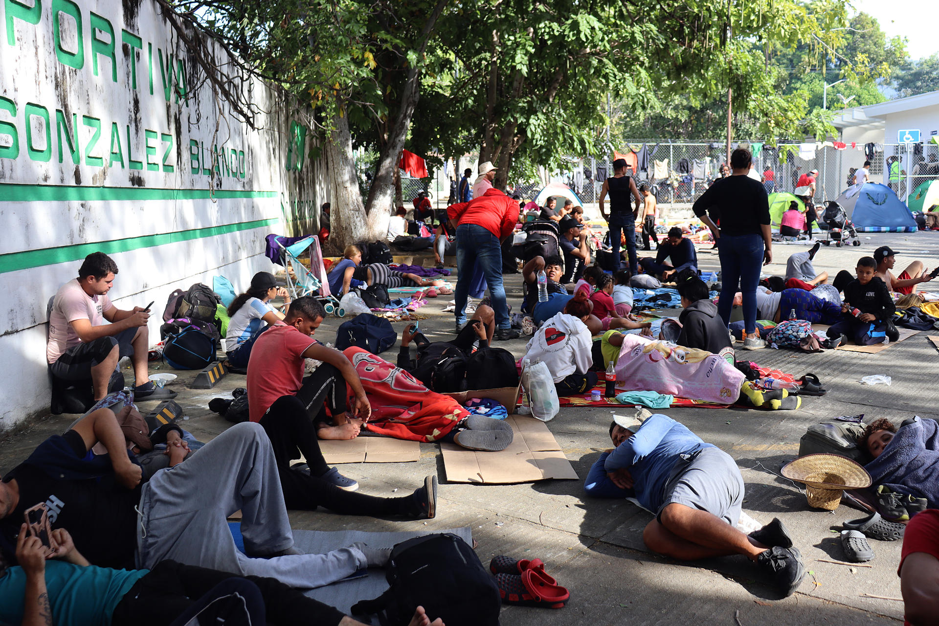 Migrantes descansan en un modulo deportivo este miércoles, en el municipio de Escuintla en el estado de Chiapas (México). EFE/Juan Manuel Blanco
