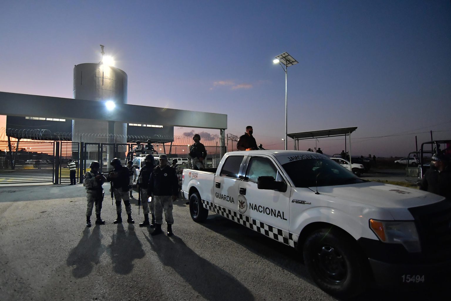 Imagen de archivo de personal de la Guardia Nacional (GN) que resguarda el exterior del penal del Altiplano, en Toluca, Estado de México (México). EFE/Felipe Gutiérrez