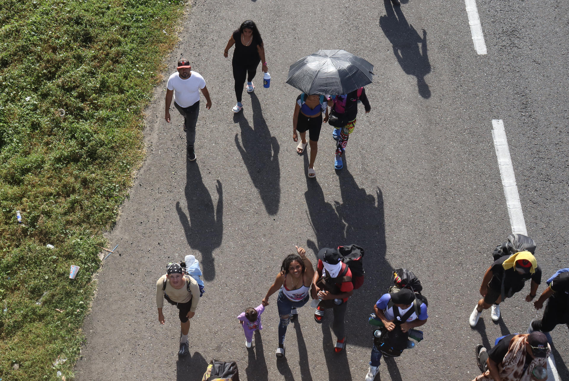 Migrantes caminan en caravana esta martes con rumbo a EEUU, en la ciudad de Tapachula en el estado de Chiapas (México).  EFE/ Juan Manuel Blanco
