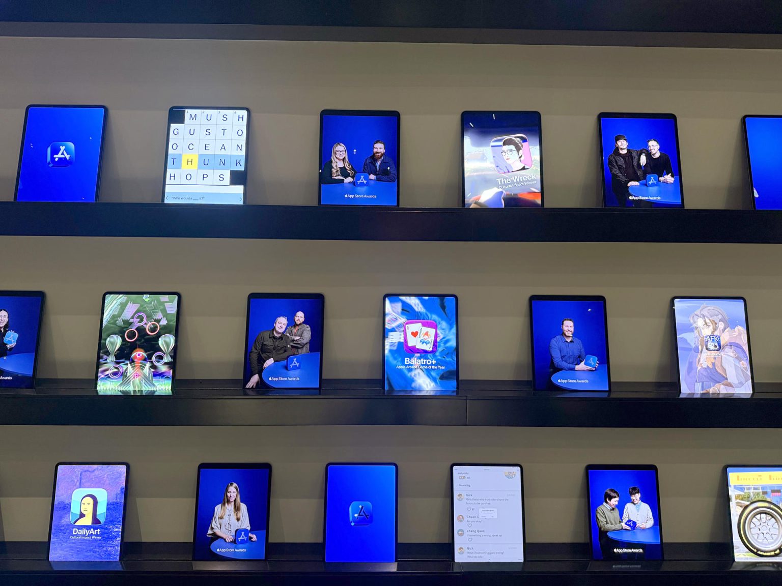 Fotografía del 10 de diciembre de 2024 que muestra dispositivos iPads abiertos en la portada de diferentes aplicaciones participantes en los premios de Apple en Nueva York (EE.UU). EFE/Sarah Yáñez-Richards