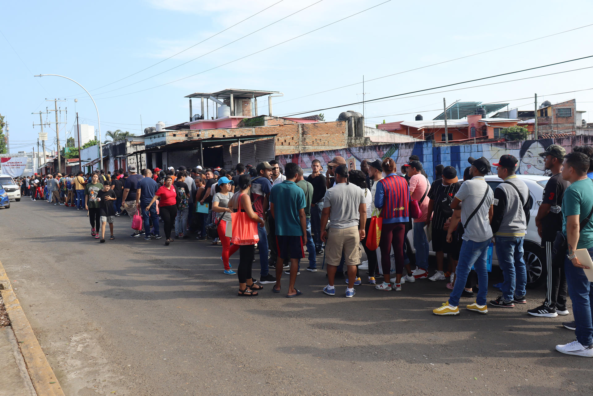 Migrantes hacen fila para resolver su situación migratoria este miércoles, en la ciudad de Tapachula, en el estado de Chiapas (México).EFE/Juan Manuel Blanco
