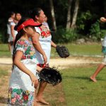 Jugadoras del equipo Diablillas Mestizas de Hondzonot, participan en un juego de sóftbol el 20 de diciembre de 2024, en la zona maya del municipio de Tulum, en Quintana Roo (México). EFE/ Lourdes Cruz