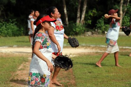 Jugadoras del equipo Diablillas Mestizas de Hondzonot, participan en un juego de sóftbol el 20 de diciembre de 2024, en la zona maya del municipio de Tulum, en Quintana Roo (México). EFE/ Lourdes Cruz