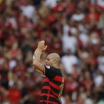 El exfutbolista brasileño Adriano saluda durante su partido de despedida en el estadio Maracaná, en Río de Janeiro (Brasil). EFE/ André Coelho