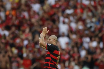 El exfutbolista brasileño Adriano saluda durante su partido de despedida en el estadio Maracaná, en Río de Janeiro (Brasil). EFE/ André Coelho