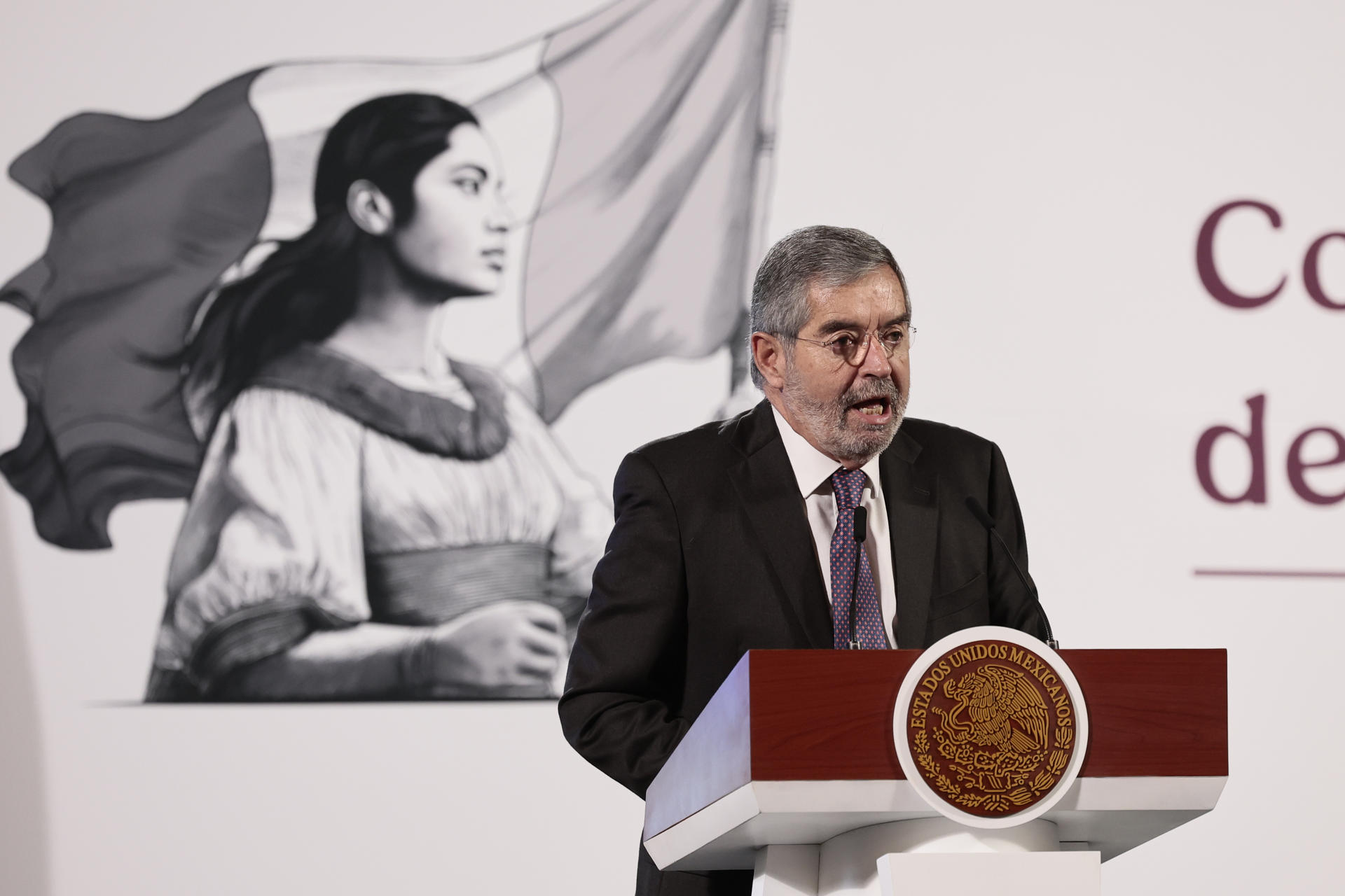 El canciller mexicano Juan Ramón de la Fuente, participa durante la conferencia de prensa matutina de la presidenta de México Claudia Sheinbaum este viernes, en el Palacio Nacional de la Ciudad de México (México). EFE/ José Méndez
