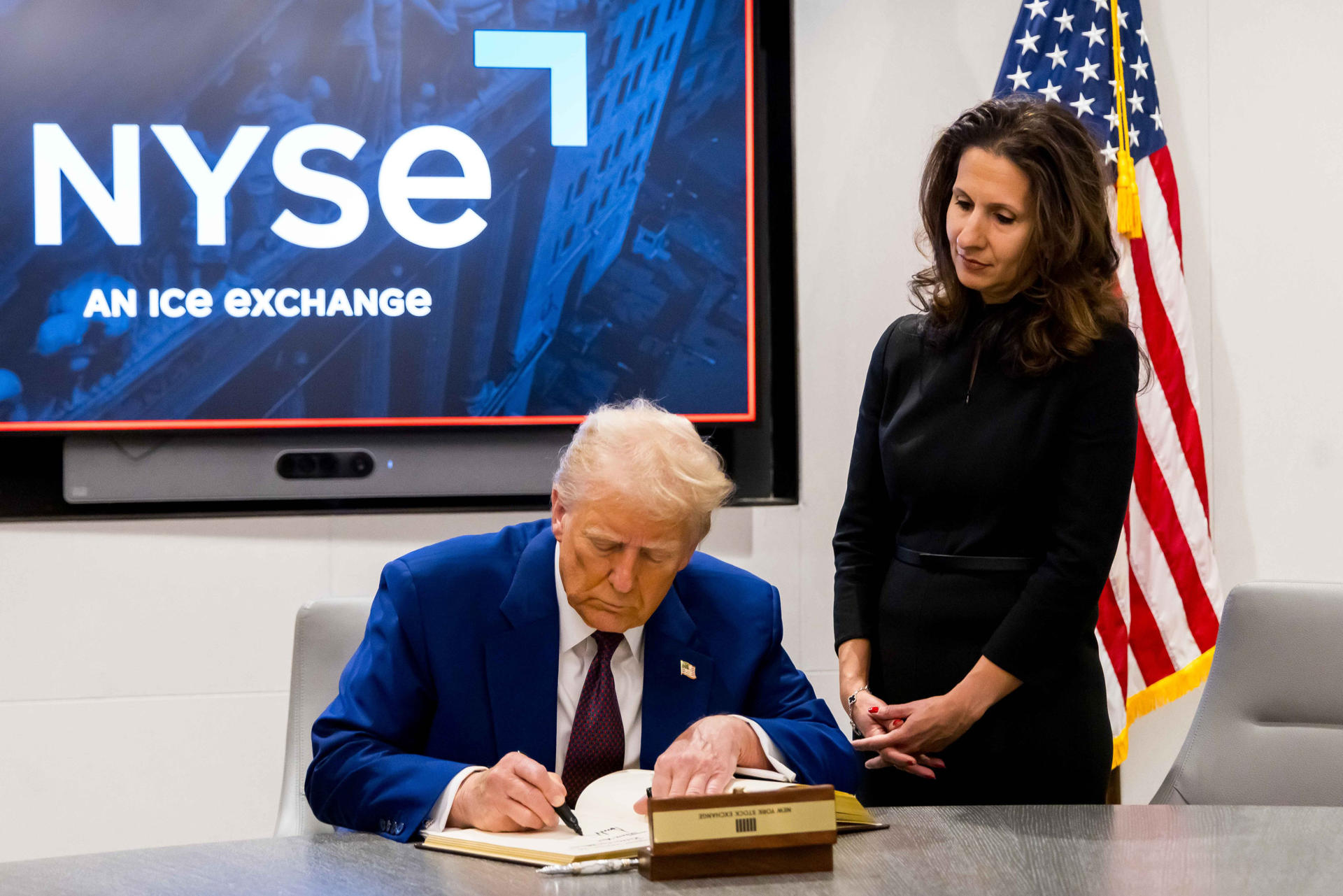 Fotografía tomada de la cuenta en X de la Bolsa de Valores de Nueva York (NYSE) del presidente electo de los Estados Unidos, Donald Trump, firmando el libro de Invitados Ilustres este jueves, en Nueva York (EE.UU.). EFE/ New York Stock Exchange /SOLO USO EDITORIAL/ SOLO DISPONIBLE PARA ILUSTRAR LA NOTICIA QUE ACOMPAÑA (CRÉDITO OBLIGATORIO)
