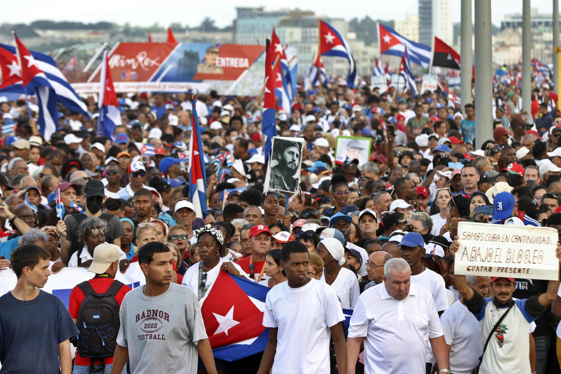 Personas participan en una marcha frente a la embajada de Estados Unidos este viernes, en La Habana (Cuba). EFE/ Ernesto Mastrascusa
