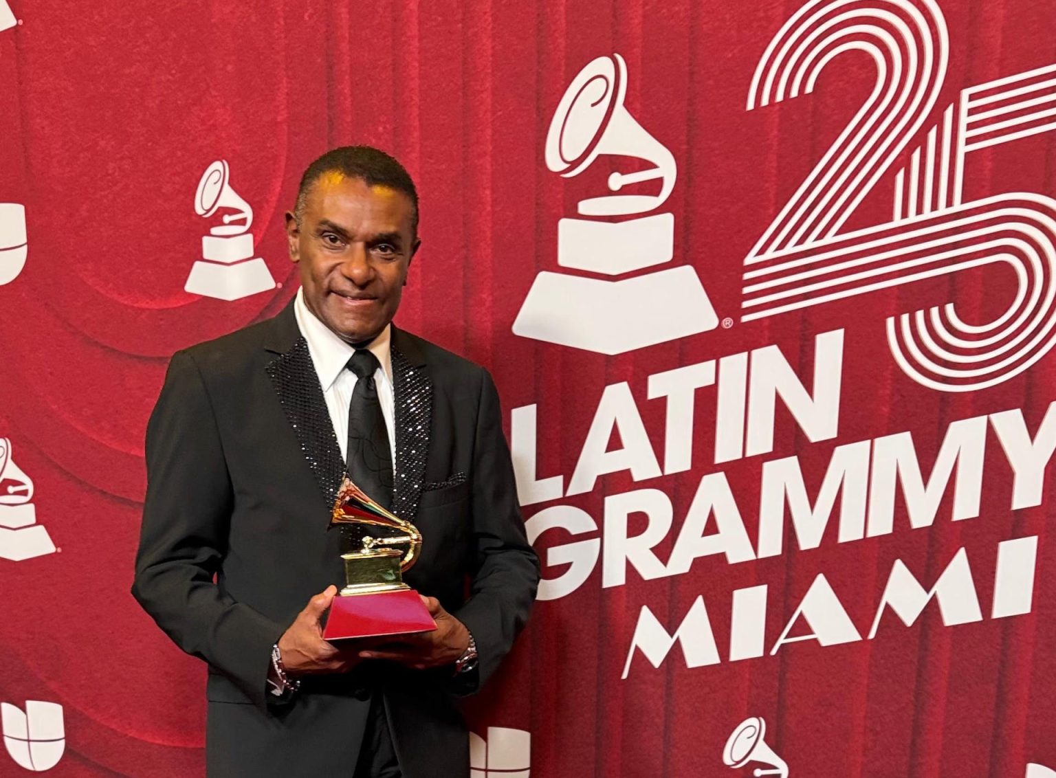 Fotografía cedida por Minaya PR del cantante dominicano José Alberto 'El canario' posando con el galardón de su Latin Grammy al Mejor Álbum Tropical Tradicional. EFE/ Minaya PR /SOLO USO EDITORIAL/SOLO DISPONIBLE PARA ILUSTRAR LA NOTICIA QUE ACOMPAÑA (CRÉDITO OBLIGATORIO)