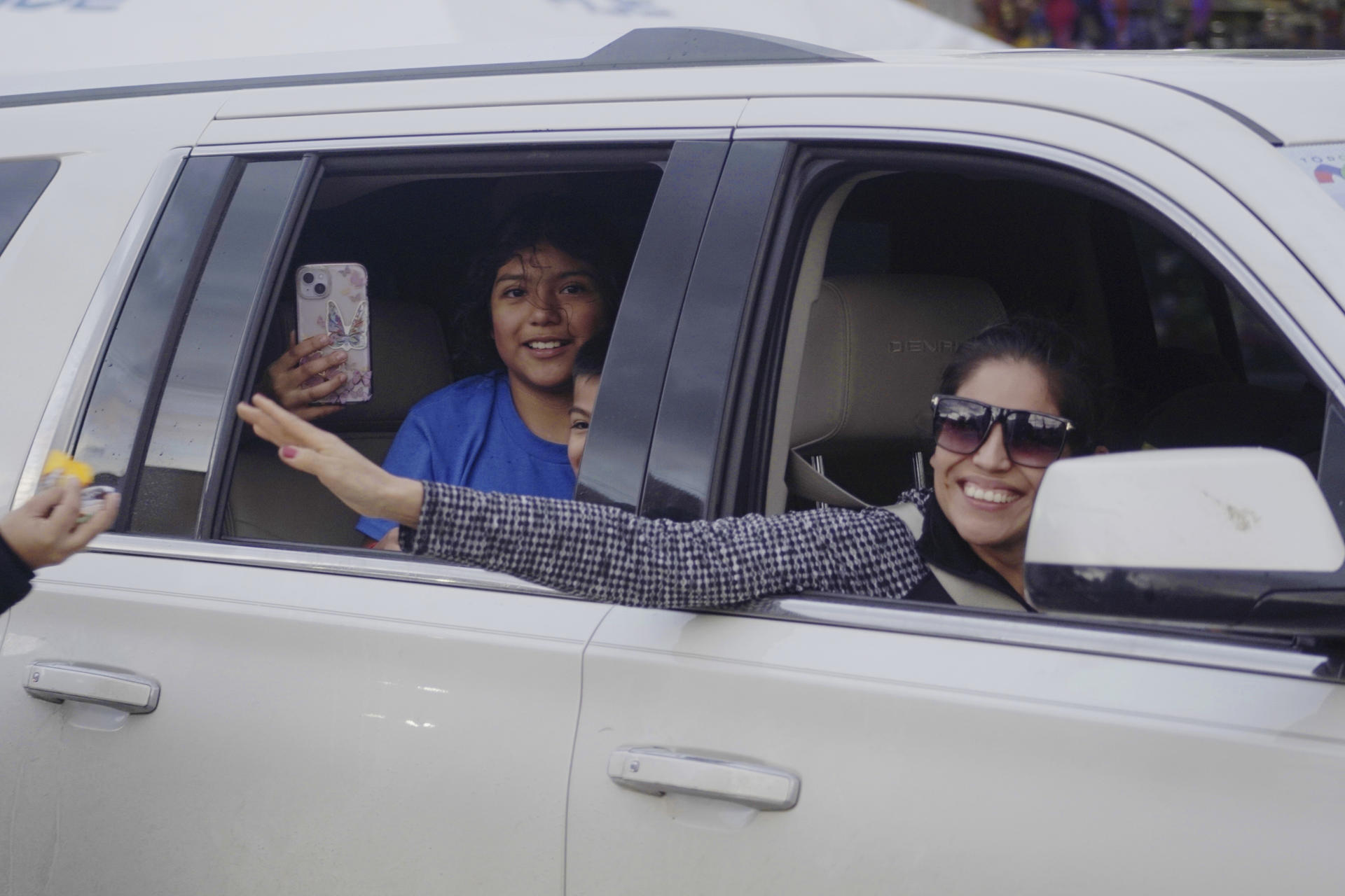 Migrantes mexicanos que regresan de Estados Unidos son recibidos este jueves por pobladores del municipio de Jalpan de Serra (México). EFE/ Sergio Adrián Ángeles
