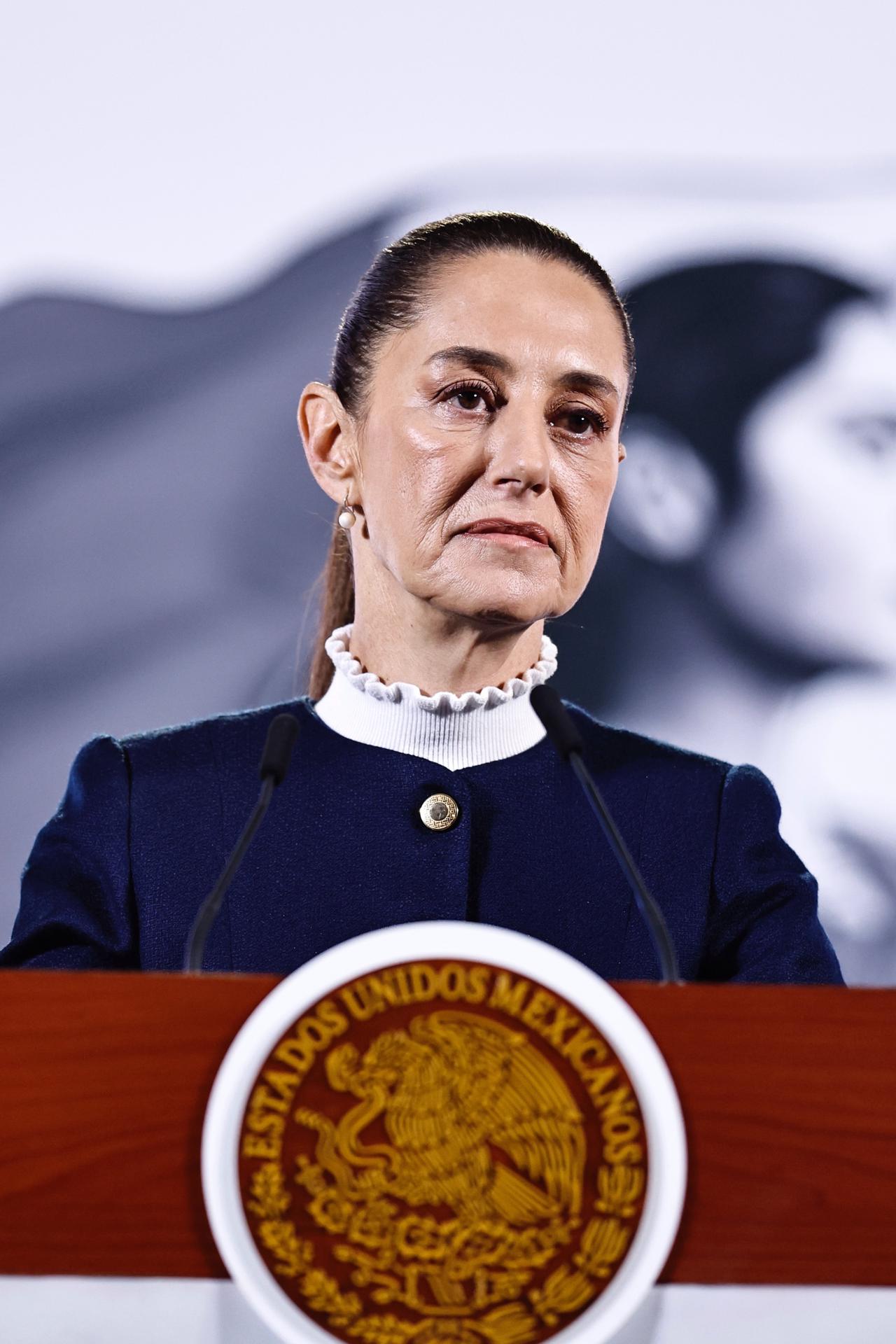 La presidenta de México, Claudia Sheinbaum, asiste este martes a su rueda de prensa matutina en el Palacio Nacional de la Ciudad de México (México). EFE/ Sáshenka Gutiérrez