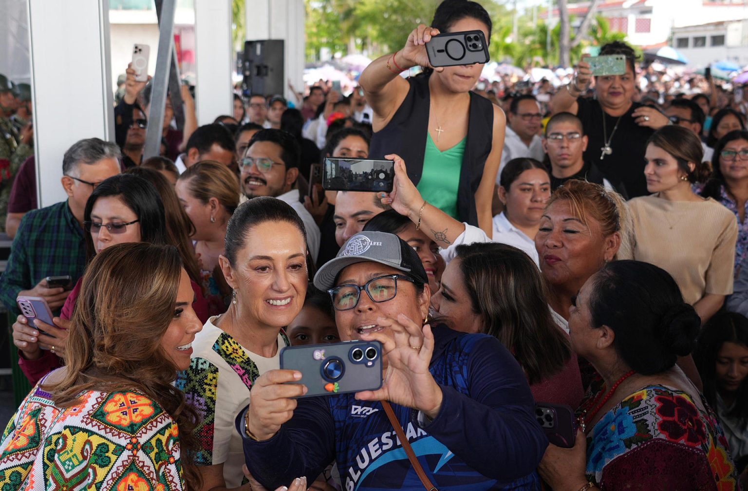 Fotografía cedida este domingo por la presidencia de México, de la presidenta de México, Claudia Sheinbaum (c), mientras se toma una fotografía con simpatizantes durante una gira de trabajo en el municipio de Chetumal en Quintana Roo (México). EFE/Presidencia de México/SOLO USO EDITORIAL/SOLO DISPONIBLE PARA ILUSTRAR LA NOTICIA QUE ACOMAPAÑA(CRÉDITO OBLIGATORIO)