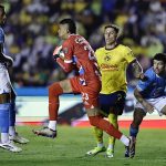 El extremo de América Paul Rodríguez (atrás) disputa este jueves el balón con Willer Ditta (i), el guardameta Kevin Mier (c) y José Ignacio Rivero (d), de Cruz Azul, durante el partido de ida de las semifinales del torneo Apertura mexicano que terminó 0-0 en el estadio Ciudad de los Deportes en Ciudad de México. EFE/Sáshenka Gutiérrez