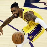 Fotografía de archivo en la que se registró al guarda D'Angelo Russell, al actuar para los Lakers de Los Ángeles, durante un partido de la NBA, en el coliseo Crypto.com Arena de Los Ángeles (CA, EE.UU.). EFE/Etienne Laurent