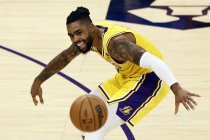 Fotografía de archivo en la que se registró al guarda D'Angelo Russell, al actuar para los Lakers de Los Ángeles, durante un partido de la NBA, en el coliseo Crypto.com Arena de Los Ángeles (CA, EE.UU.). EFE/Etienne Laurent