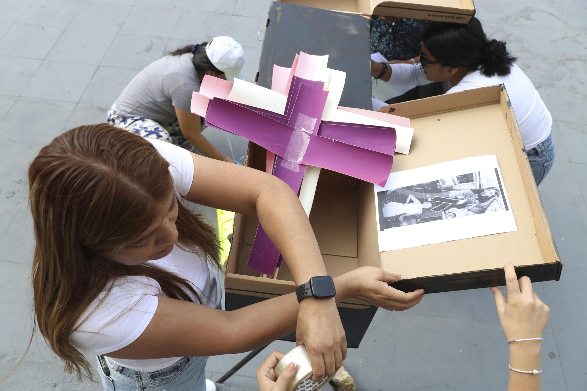 Un grupo de madres buscadoras coloca imágenes y cruces, durante una protesta este miércoles frente al Palacio de Gobierno de Chiapas, en la ciudad de Tuxtla Gutiérrez (México). EFE/ Carlos López
