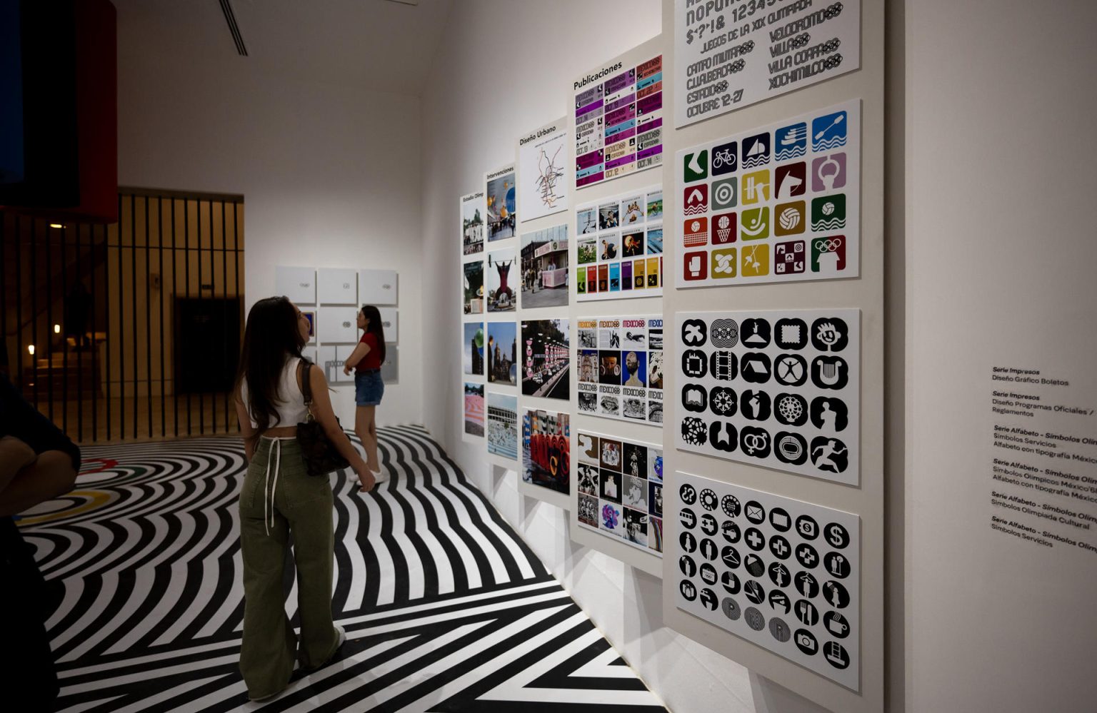 Imagen de archivo de visitantes que observan la muestra de “Cumbia y Apañe” exhibida en el Museo de Arte Contemporáneo, el 28 de junio de 2024 en Monterrey (México). EFE/ Miguel Sierra