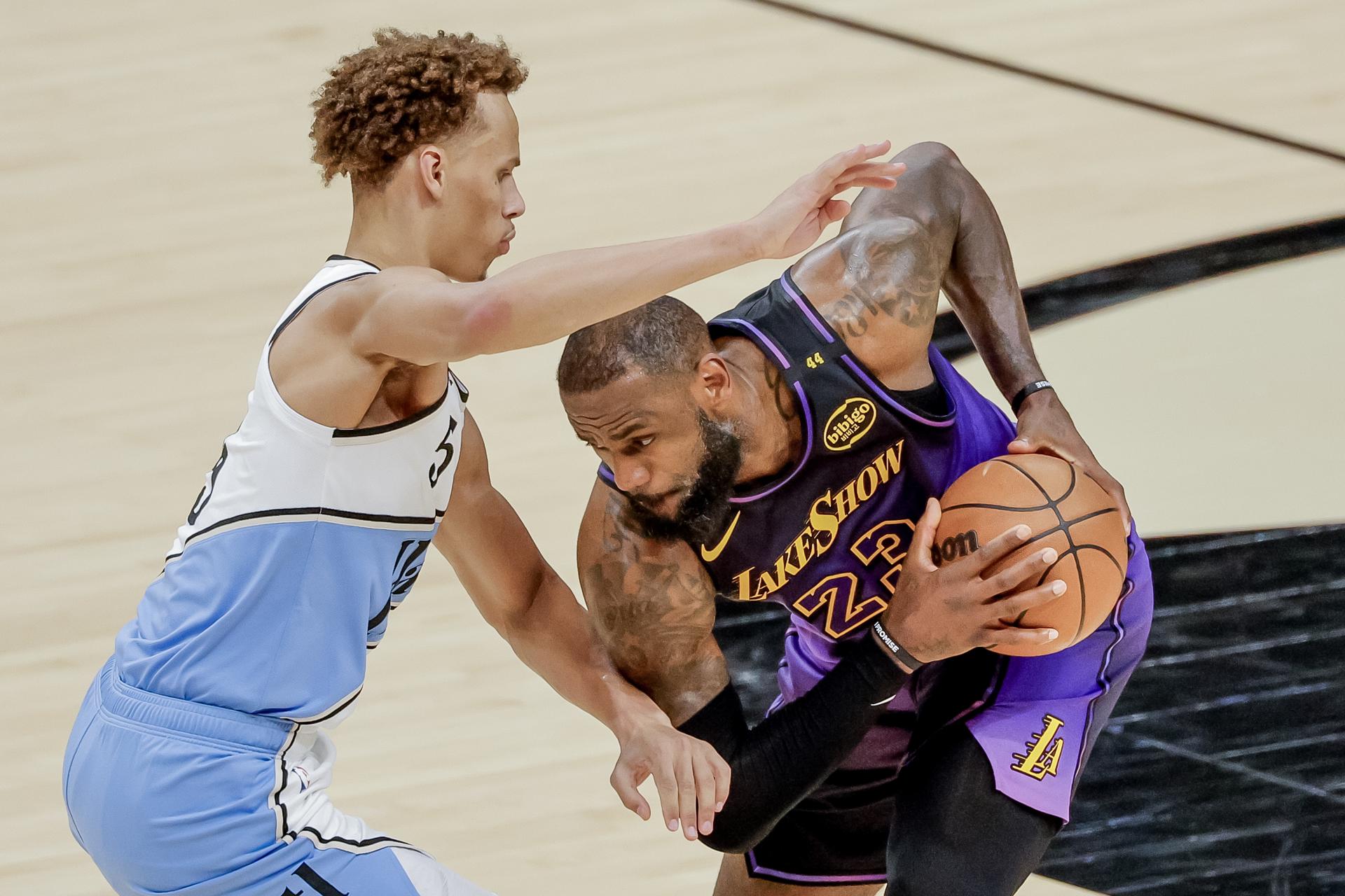 El alero de los Lakers de Los Ángeles, LeBron James (d), recibe el acoso del escolta australiano de los Hawks, Dyson Daniels, durante el partido que este viernes ganó la franqucia de Atlanta por 134-132. EFE/EPA/ERIK S. LESSER SHUTTERSTOCK
