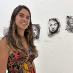 La ilustradora española María Emegé posa junto a sus bocetos este martes en la galería del Instituto de Subcultura de San Juan, en el Viejo San Juan (Puerto Rico). EFE/Esther Alaejos