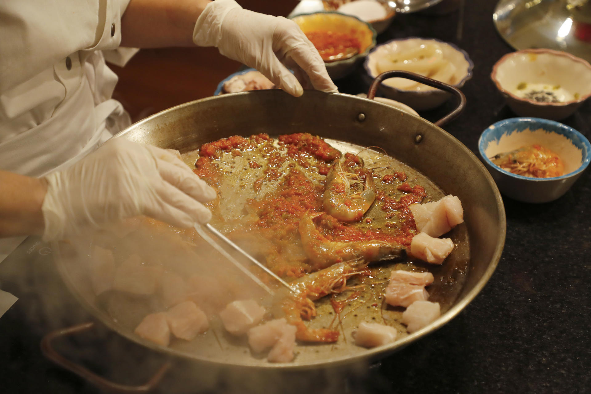 Fotografía de este lunes de la chef española Begoña Rodrigo preparando un plato en el marco de la 38 edición de la Feria Internacional del Libro de Guadalajara (FIL), en Jalisco (México). EFE/ Francisco Guasco
