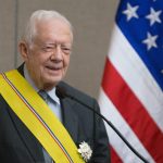 Fotografía de archivo del 14 de enero de 2016 del expresidente estadounidense, Jimmy Carter, recibiendo la Orden de Manuel Amador Guerrero de manos del presidente de Panamá, Juan Carlos Varela, en el centro Carter de Atlanta, Georgia (Estados Unidos). EFE/ Branden Camp