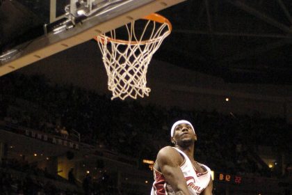 Fotografía de archivo de Lebron James, quien este lunes celebró su cuadragésimo aniversario. EPA/David Maxwell