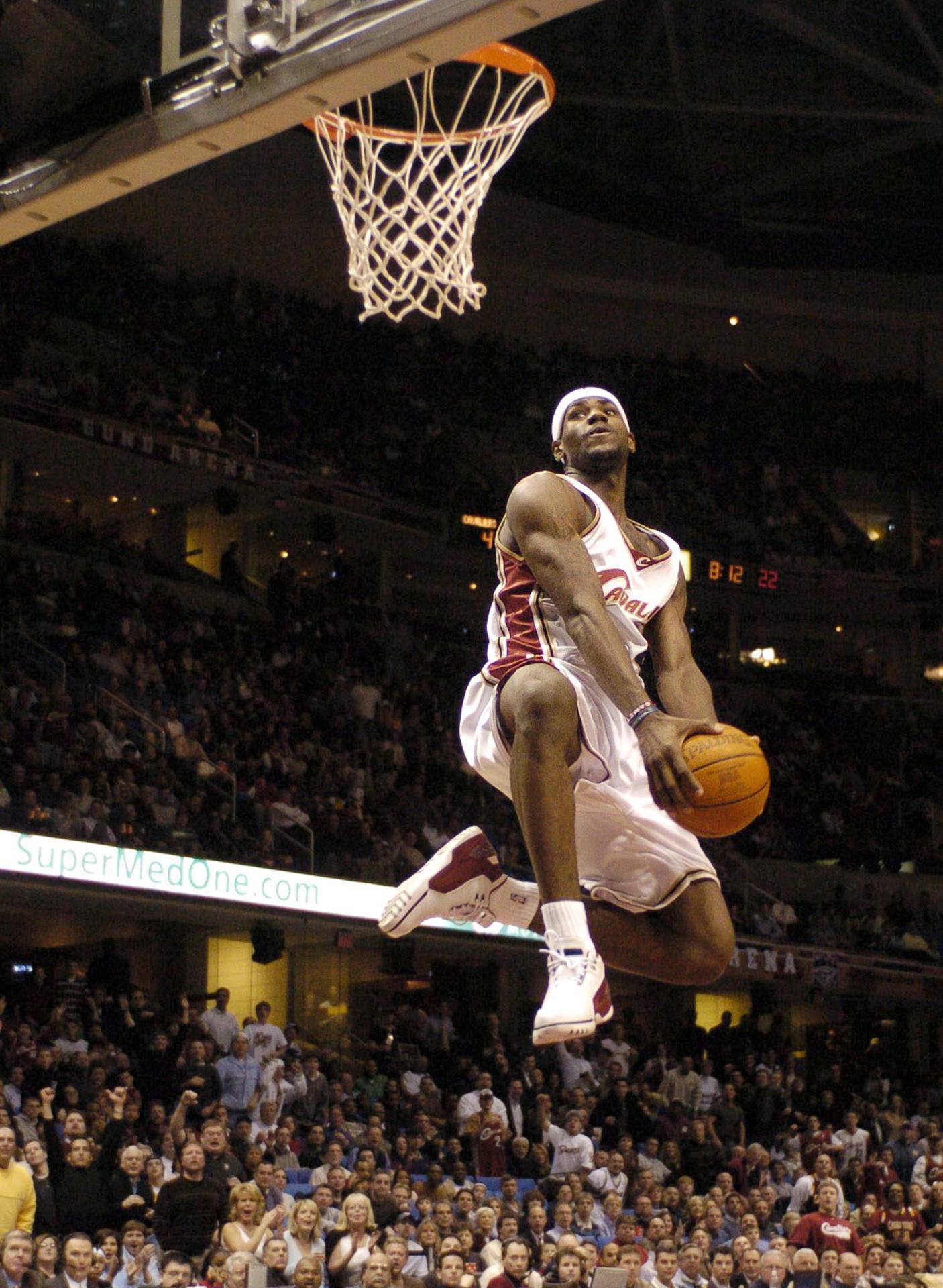 Fotografía de archivo de Lebron James, quien este lunes celebró su cuadragésimo aniversario. EPA/David Maxwell