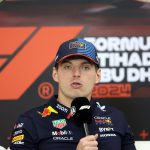 El neerlandés Max Verstappen (Red Bull), que hace dos fines de semana certificó matemáticamente la consecución de su cuarto título mundial -en Las Vegas (Estados Unidos), durante la rueda de prensa en el GP de Abu Dabi. EFE/EPA/ALI HAIDER