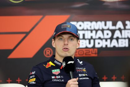 El neerlandés Max Verstappen (Red Bull), que hace dos fines de semana certificó matemáticamente la consecución de su cuarto título mundial -en Las Vegas (Estados Unidos), durante la rueda de prensa en el GP de Abu Dabi. EFE/EPA/ALI HAIDER