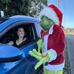 Fotografía cedida por la Oficina de Noticias de los Cayos de Florida donde aparece el coronel Lou Caputo, de la Oficina del Alguacil del Condado de Monroe, disfrazado de 'Grinch', el malvado duende verde navideño, ofreciendo una cebolla a una conductora que iba ligeramente con exceso de velocidad en una zona escolar este jueves en Cayo Largo, Florida (EE.UU.). EFE/Andy Newman/Oficina de Noticias de los Cayos de Florida /SOLO USO EDITORIAL /NO VENTAS /SOLO DISPONIBLE PARA ILUSTRAR LA NOTICIA QUE ACOMPAÑA /CRÉDITO OBLIGATORIO