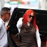 Mireddys González (d), esposa del reguetonero puertorriqueño Daddy Yankee, llega a un tribunal para asistir a una audiencia en San Juan (Puerto Rico). Archivo. EFE/Thais Llorca