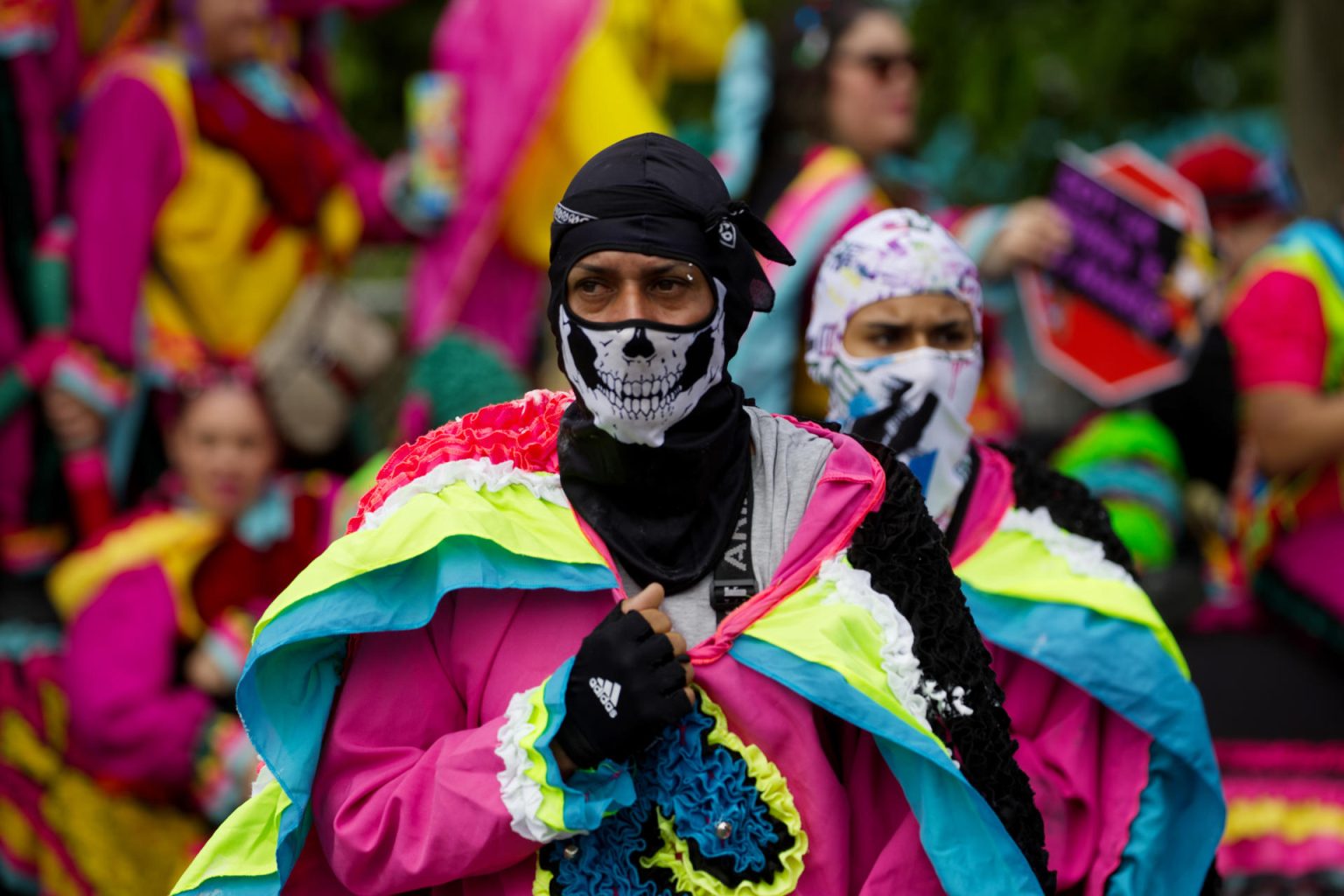 Una persona disfrazada participa en el tradicional Festival de Las Máscaras de Hatillo este sábado, en Hatillo (Puerto Rico). EFE/ Thais Llorca