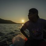 Un hombre participa en una peregrinación en una embarcación, este jueves, en la playa de Puerto Marqués, en el balneario de Acapulco, Guerrero (México). EFE/ David Guzmán