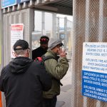 El veterano de las fuerzas militares estadounidenses Rubén Robles saluda a su regreso a los Estados Unidos este jueves, en la frontera de San Ysidro en San Diego, California (Estados Unidos). EFE/ Manuel Ocaño