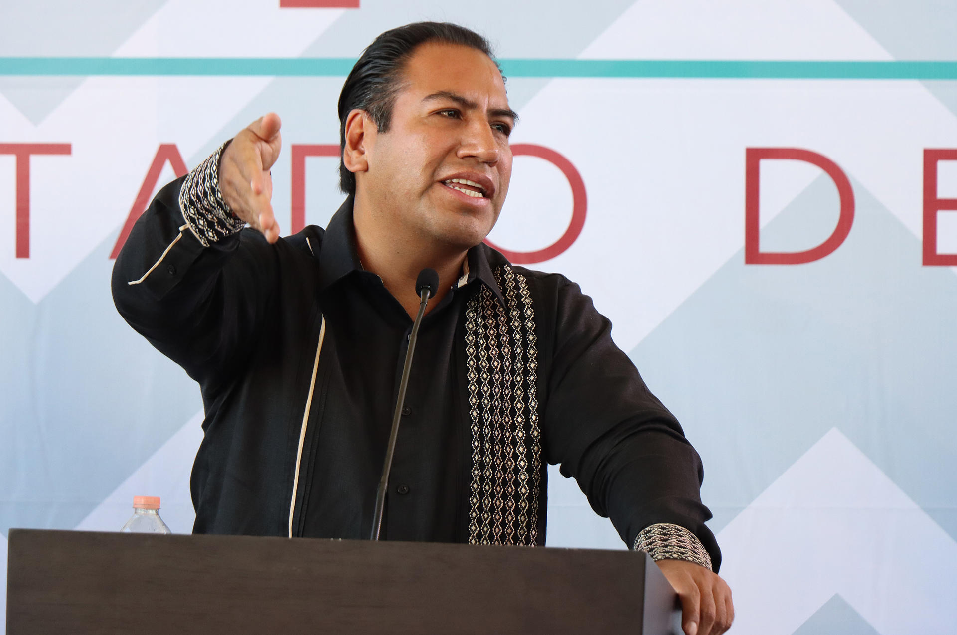 El gobernador de Chiapas, Eduardo Ramírez Aguilar habla durante una rueda de prensa este lunes, en la ciudad de Tuxtla Gutiérrez en Chiapas (México). EFE/ Carlos López
